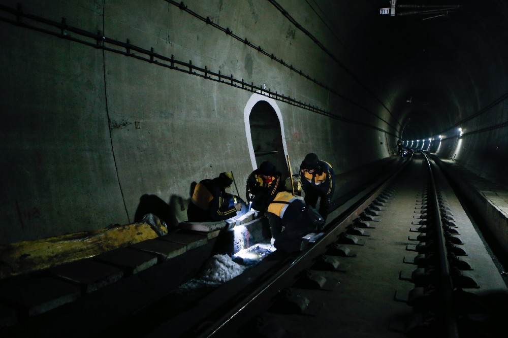 集贤铁路运营隧道病害现状